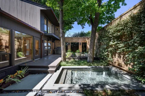 12 Royal Way
