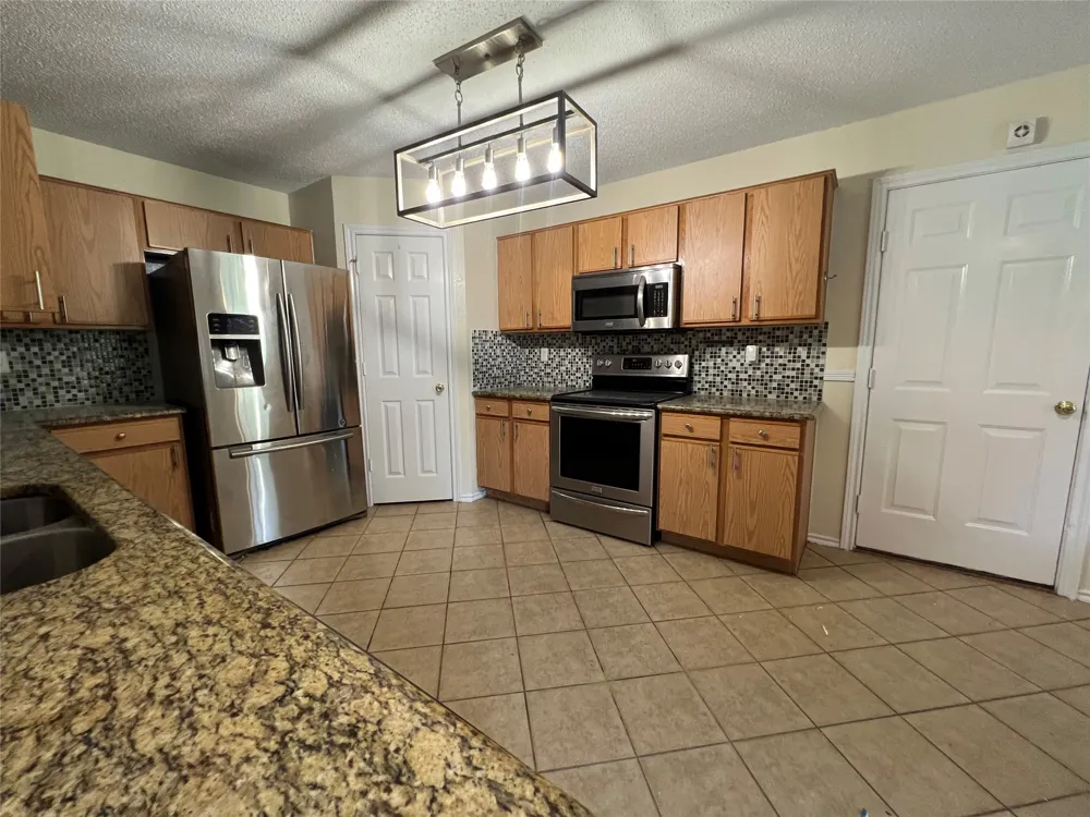 1204 Hillside Drive Justin, TX 76247