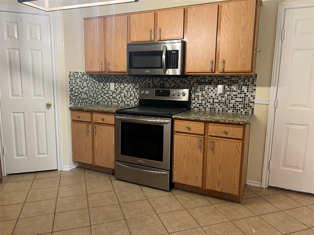 1204 Hillside Drive Justin, TX 76247