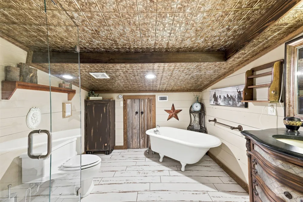 900 Leech Poolville, TX 76487