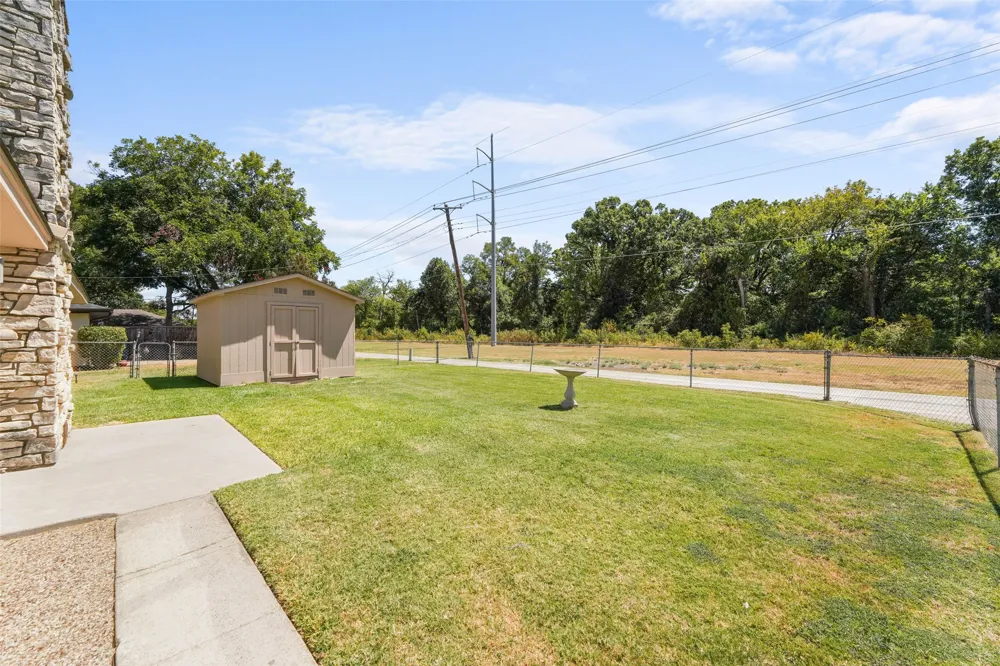 336 Woodbrook Drive DeSoto, TX 75115