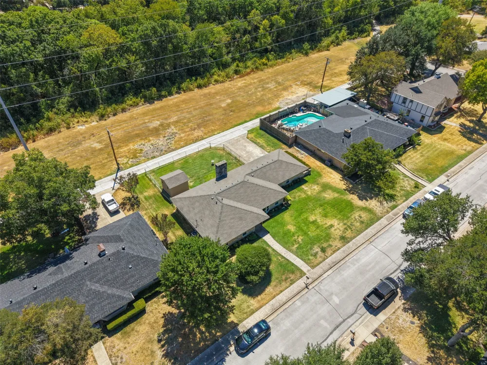 336 Woodbrook Drive DeSoto, TX 75115