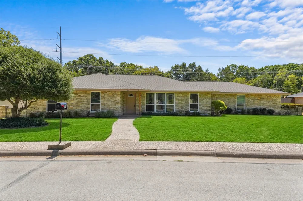 336 Woodbrook Drive DeSoto, TX 75115