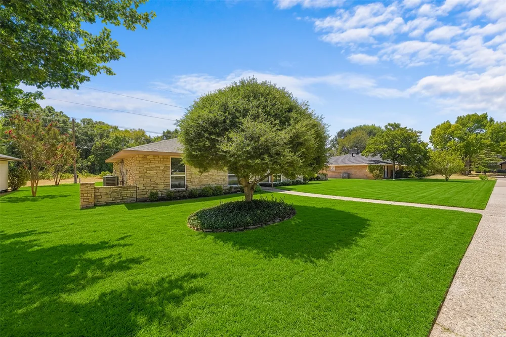 336 Woodbrook Drive DeSoto, TX 75115