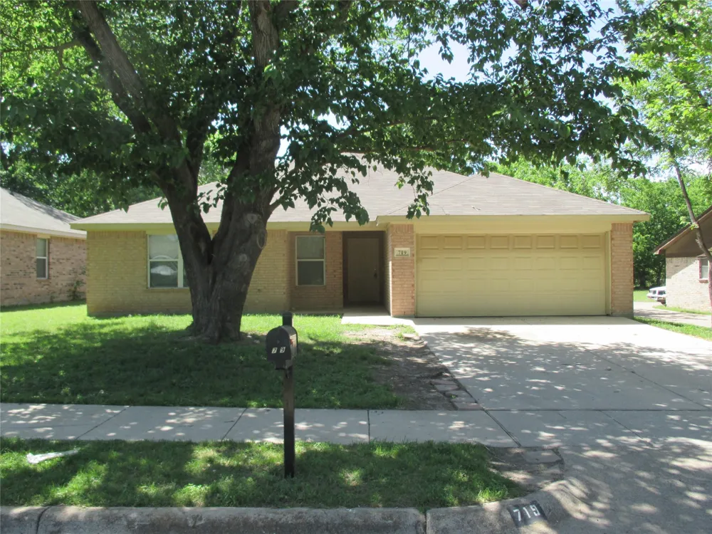 719 Hallvale Drive White Settlement, TX 76108