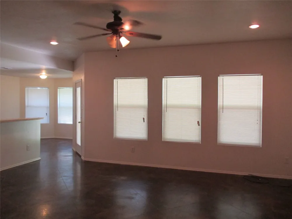 719 Hallvale Drive White Settlement, TX 76108