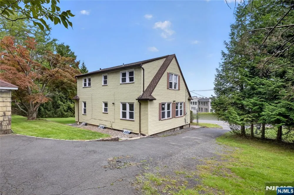 1208 Pompton Avenue Cedar Grove, NJ 07009
