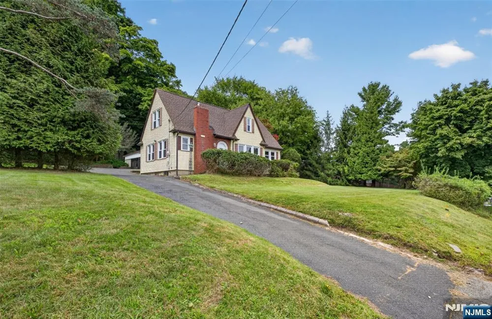 1208 Pompton Avenue Cedar Grove, NJ 07009