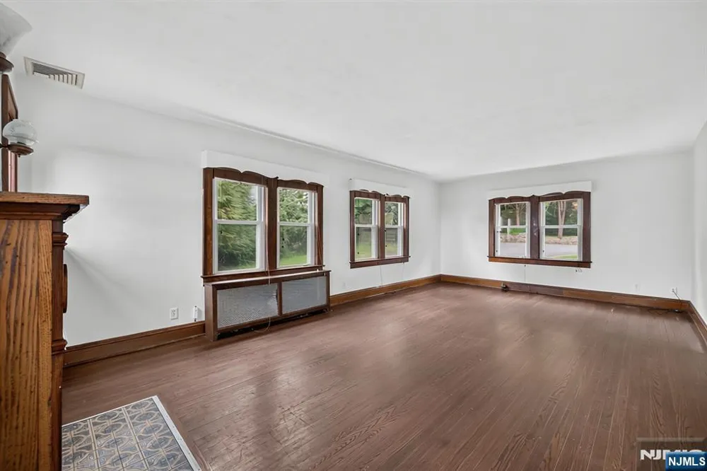 1208 Pompton Avenue Cedar Grove, NJ 07009