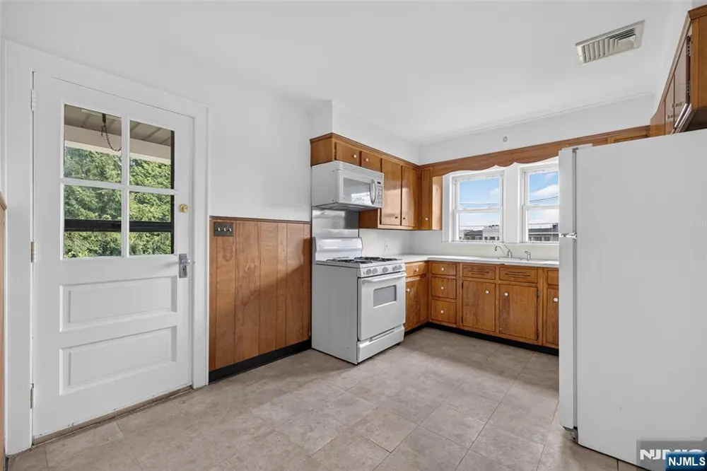 1208 Pompton Avenue Cedar Grove, NJ 07009