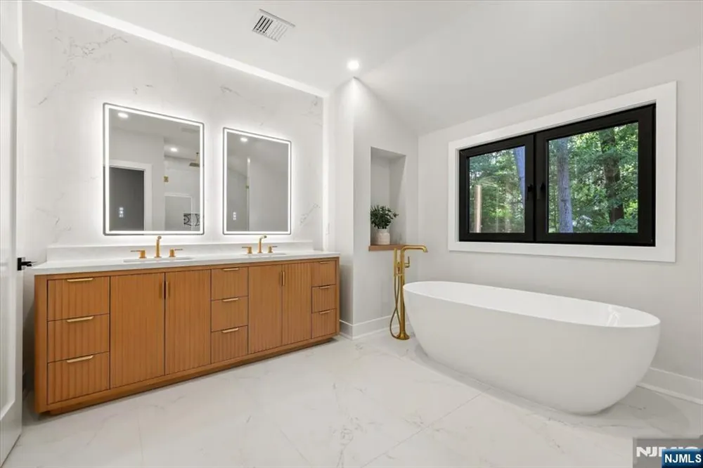 15 Green Way Mahwah, NJ 07430