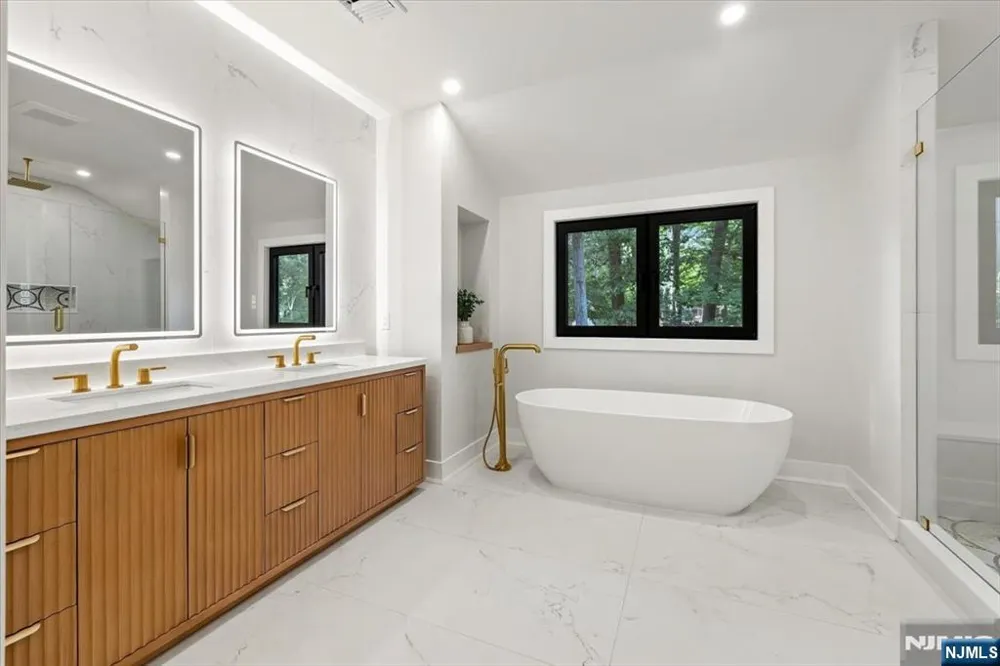 15 Green Way Mahwah, NJ 07430