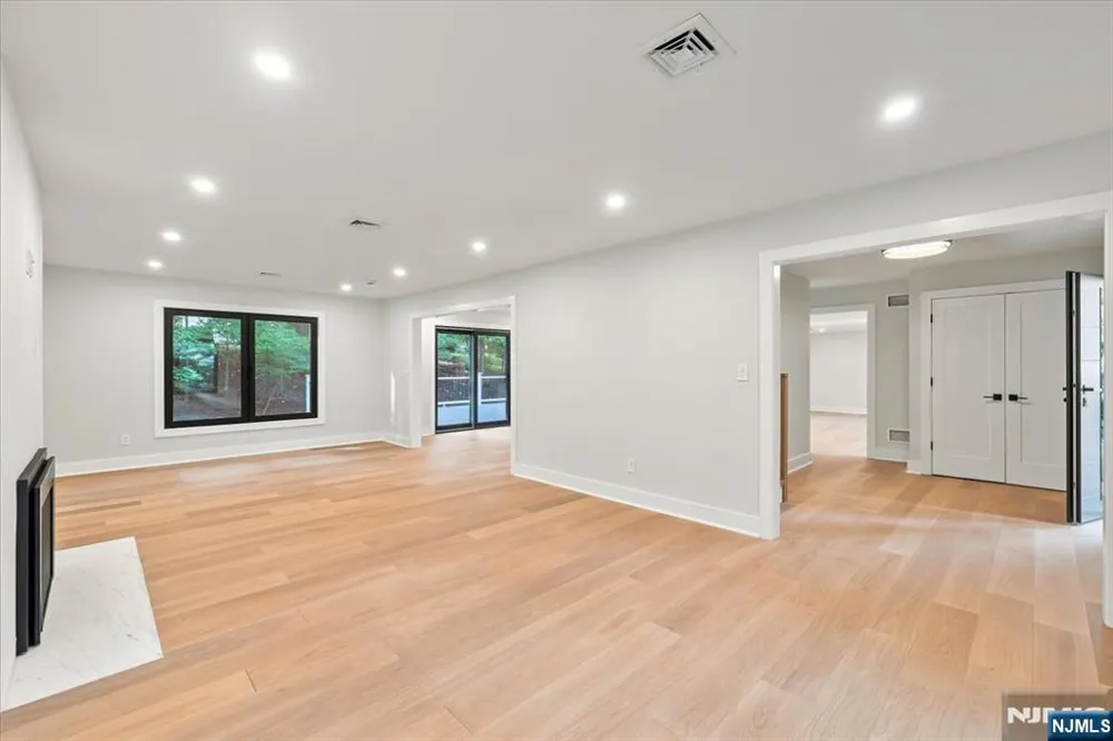 15 Green Way Mahwah, NJ 07430