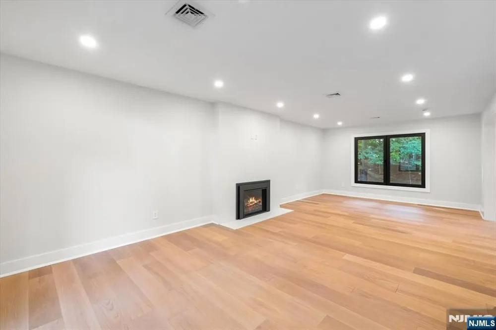 15 Green Way Mahwah, NJ 07430