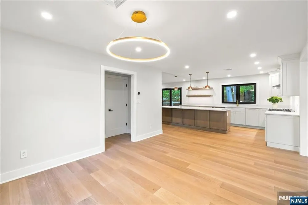 15 Green Way Mahwah, NJ 07430