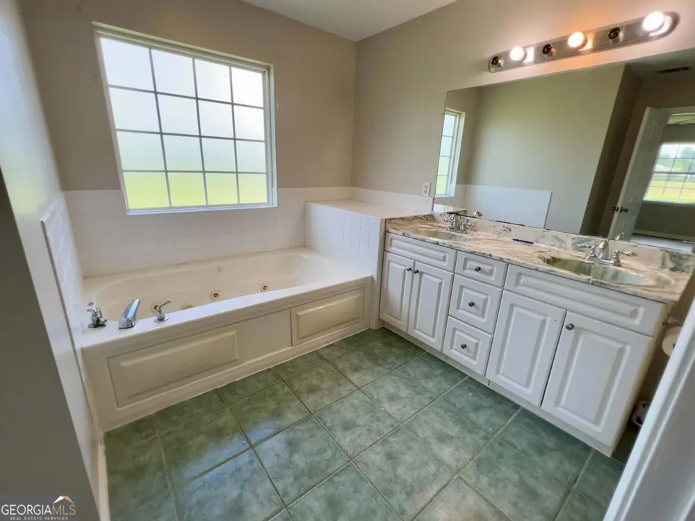 176 Matts WAY Douglas, GA 31535