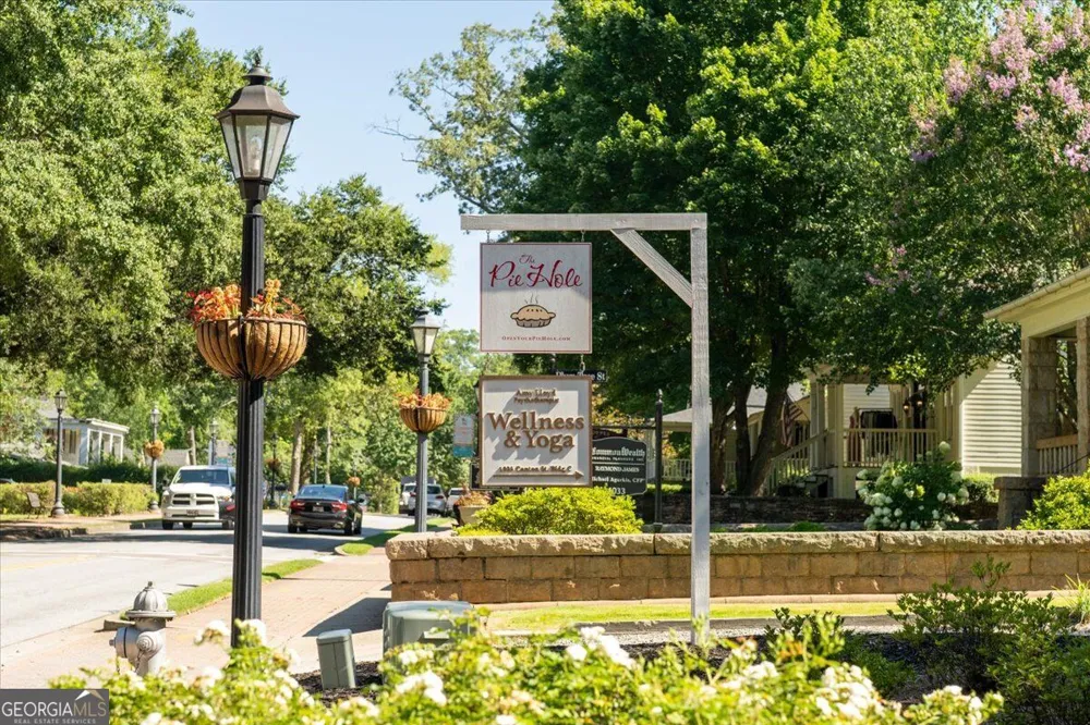 110 Great Oaks LN Roswell, GA 30075