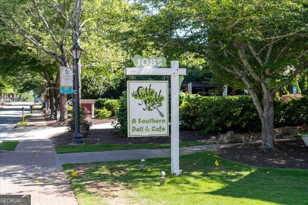 110 Great Oaks LN Roswell, GA 30075