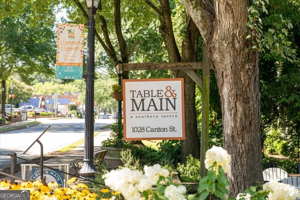 110 Great Oaks LN Roswell, GA 30075
