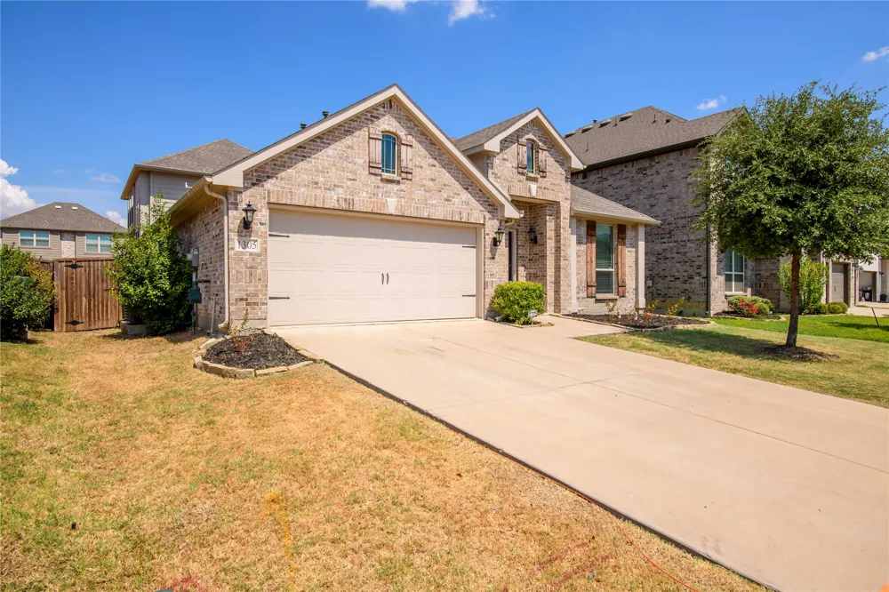1305 Starlight Avenue Aubrey, TX 76227