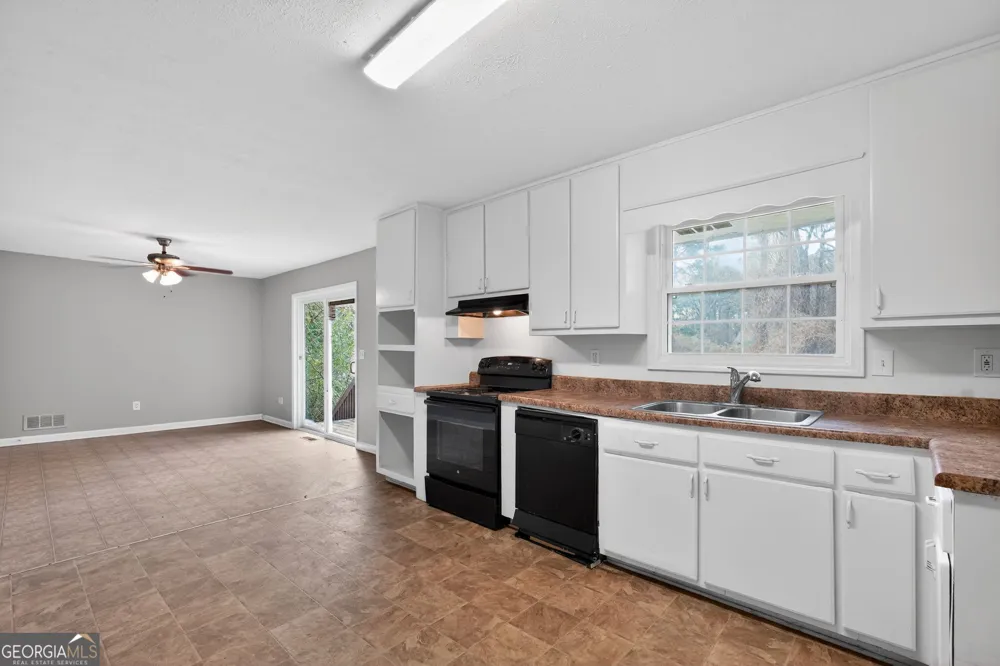6925 Kimberland Gardens LN Lithonia, GA 30058