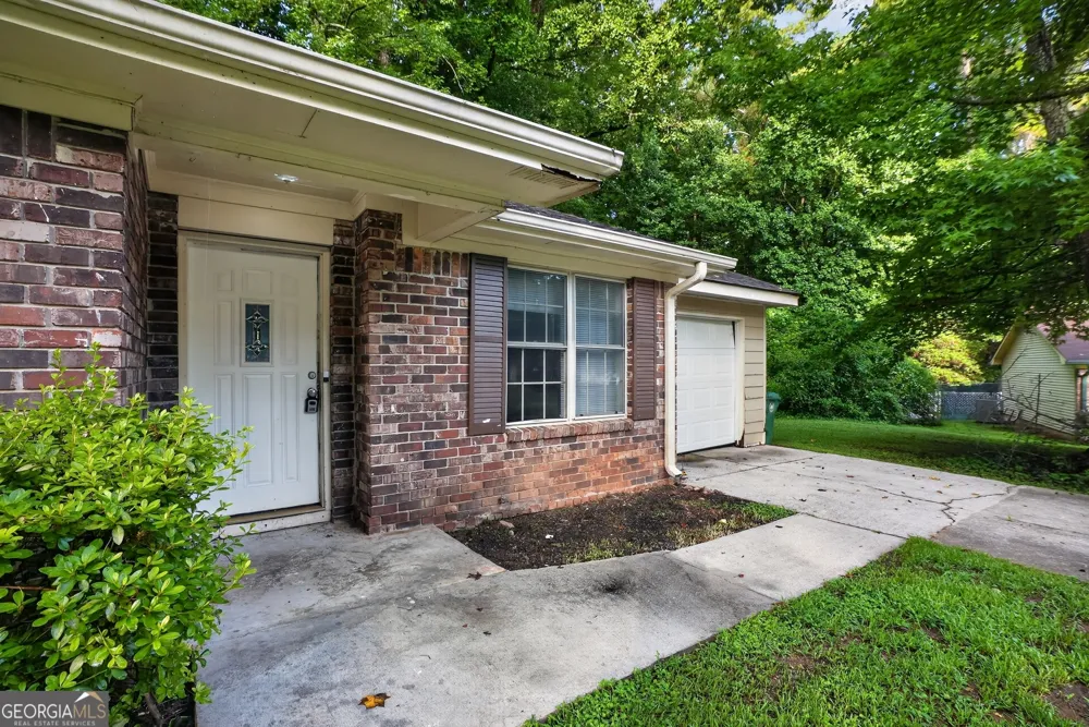5881 Seam ST Lithonia, GA 30058