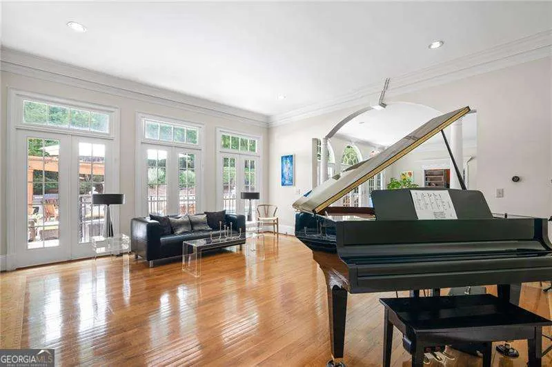 135 Lameloise LN Atlanta, GA 30327