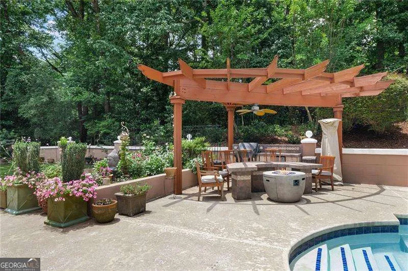 135 Lameloise LN Atlanta, GA 30327