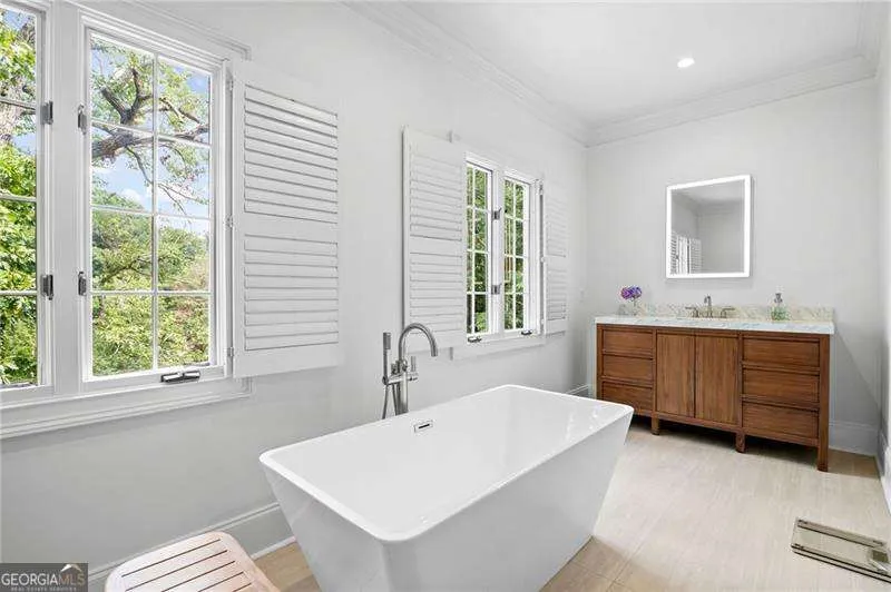 135 Lameloise LN Atlanta, GA 30327