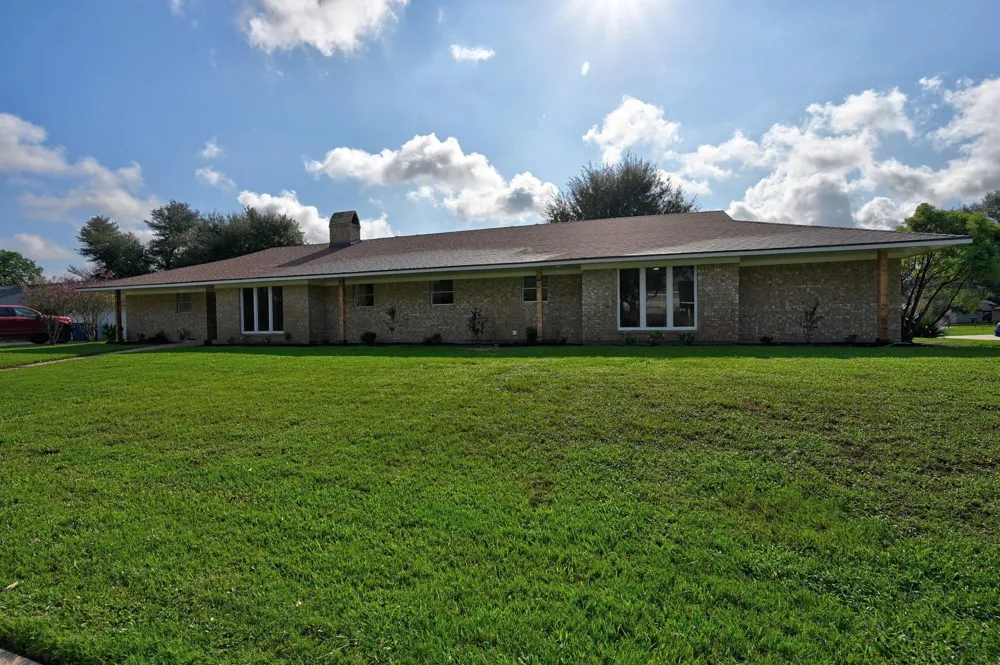 687 Bending Oaks Drive Bellville, TX 77418