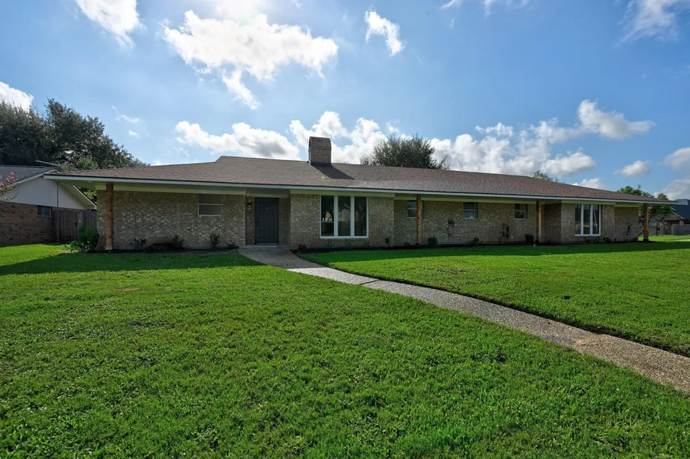 687 Bending Oaks Drive Bellville, TX 77418