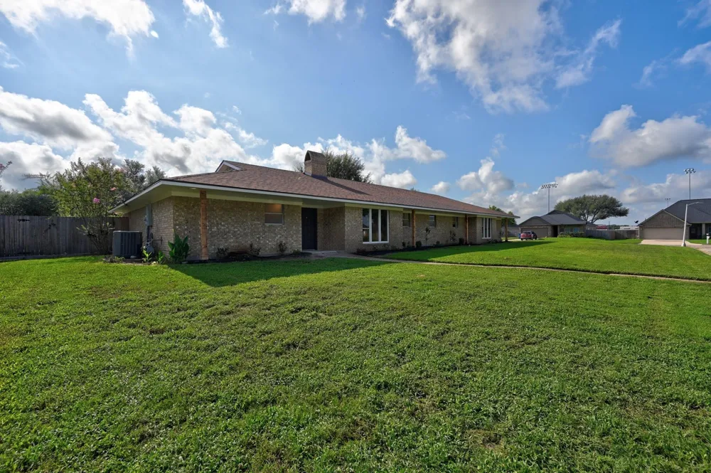 687 Bending Oaks Drive Bellville, TX 77418