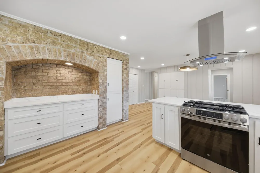 687 Bending Oaks Drive Bellville, TX 77418