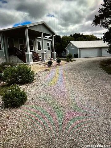 870 Spur Rd Lakehills, TX 78063