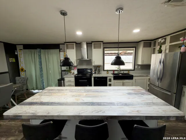 114 4th Natalia, TX 78059