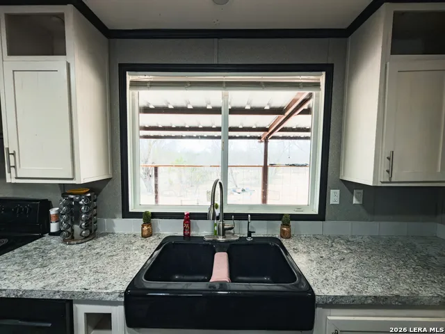 114 4th Natalia, TX 78059