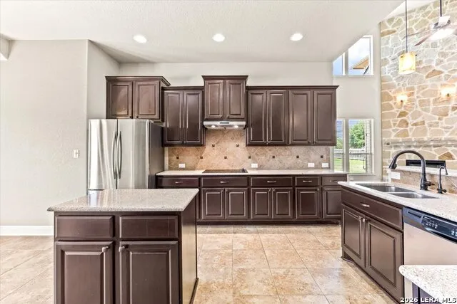 6909 Hallie Heights Schertz, TX 78154