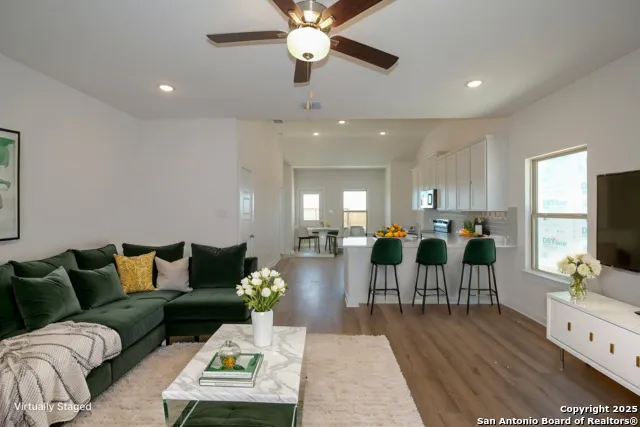 10434 White Hart Lane Converse, TX 78109