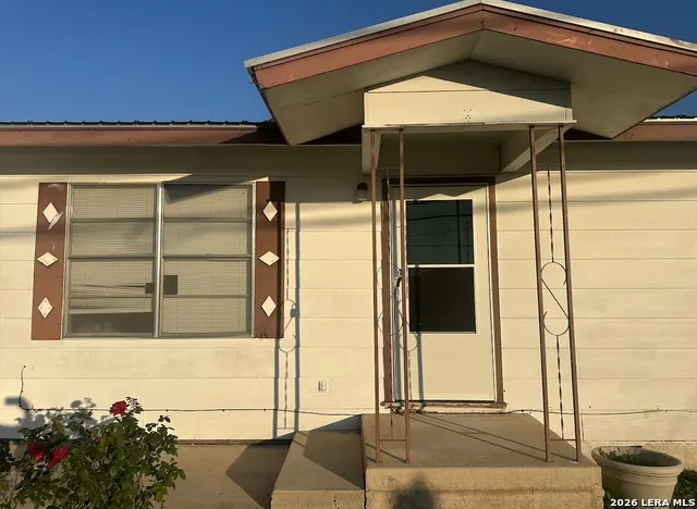 608 E WESTMEYER ST Poth, TX 78147