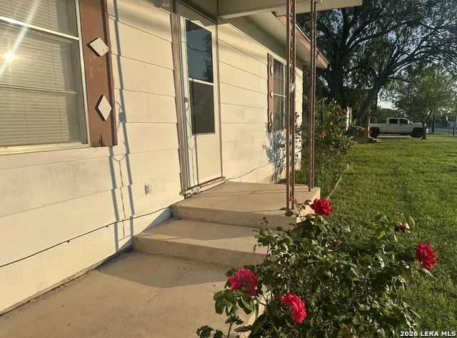 608 E WESTMEYER ST Poth, TX 78147