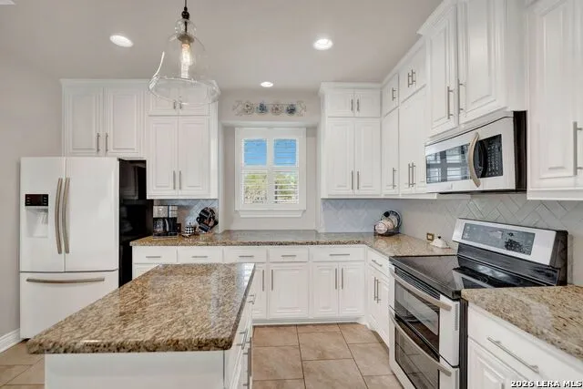 768 County Road 664 Devine, TX 78016
