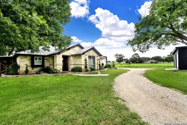 768 County Road 664 Devine, TX 78016