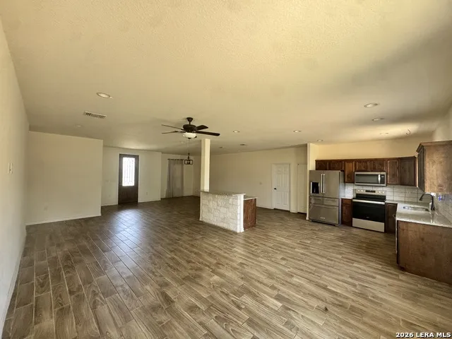 141 County Road 2667 Devine, TX 78016