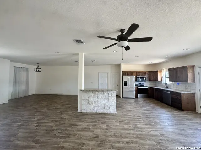 141 County Road 2667 Devine, TX 78016