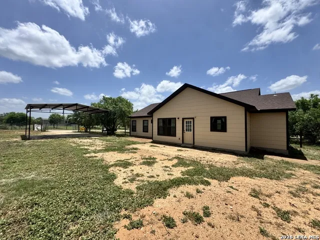 141 County Road 2667 Devine, TX 78016