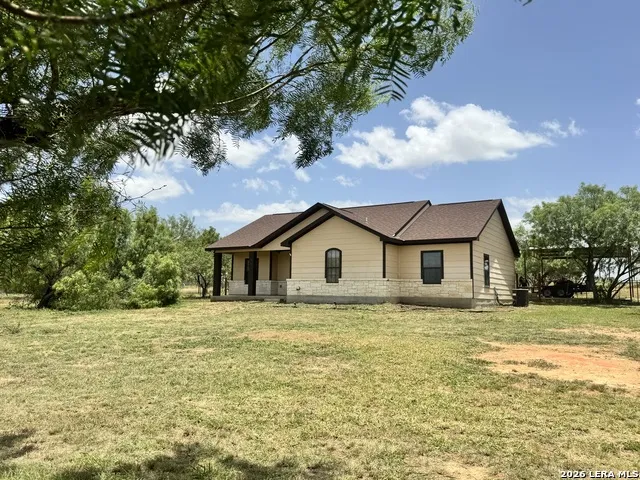 141 County Road 2667 Devine, TX 78016