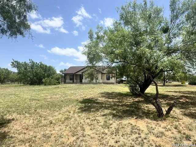 141 County Road 2667 Devine, TX 78016