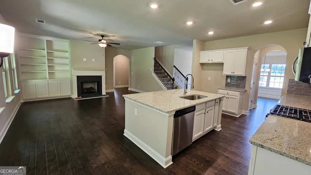 1006 Lakeview Oaks CT Grayson, GA 30017
