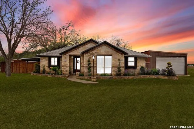 768 Cr 664 B Devine, TX 78016