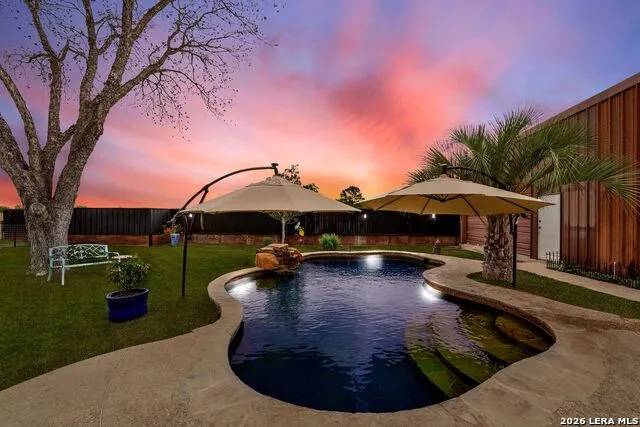 768 Cr 664 B Devine, TX 78016
